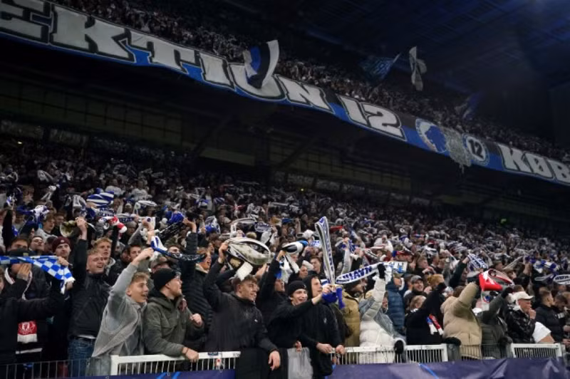 Cổ động viên Copenhagen xát muối vào vết thương của ‘Quỷ đỏ’ sau khi đội nhà thắng ngược. Cầu thủ Man United 'chết lặng' sau trận thua ngược Copenhagen