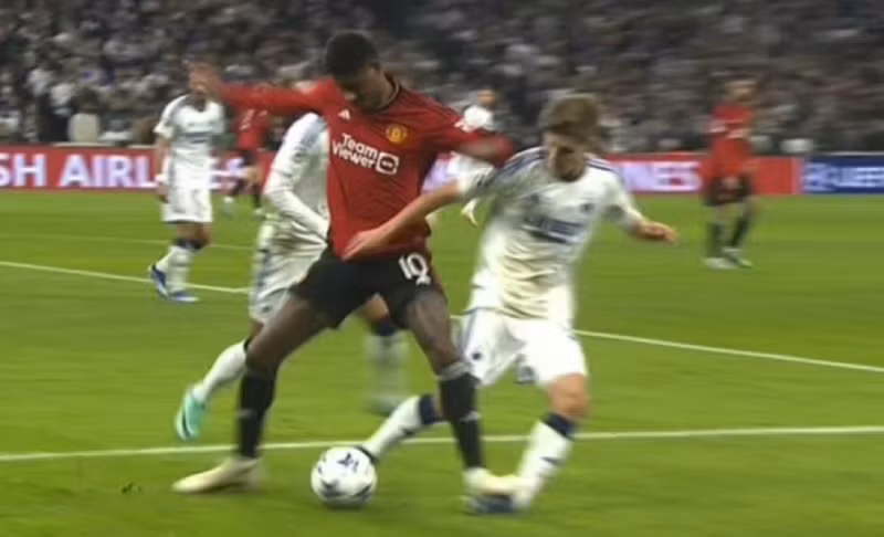 Tình huống Rashford giẫm lên chân Jelert nên phải nhận thẻ đỏ ở phút 42. Cầu thủ Man United 'chết lặng' sau trận thua ngược Copenhagen