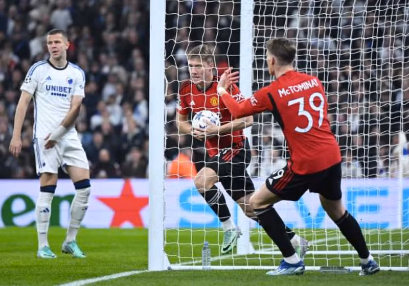 Man Utd có khởi đầu tưng bừng trên sân nhà của đại diện Đan Mạch khi Rasmus Hojlund lập cú đúp, dẫn trước đối thủ 2-0. Cầu thủ Man United 'chết lặng' sau trận thua ngược Copenhagen
