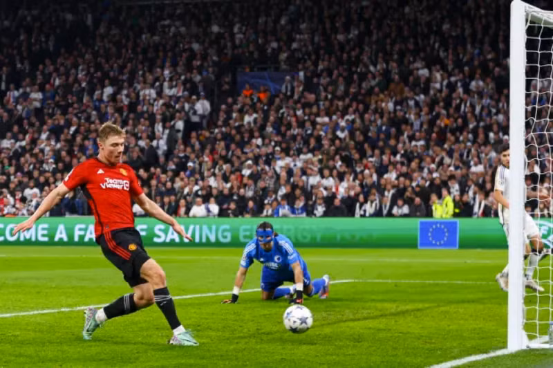 Hojlund nhân đôi cách biệt cho Man Utd ở phút 28. Cầu thủ Man United 'chết lặng' sau trận thua ngược Copenhagen