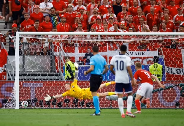 Bị Đan Mạch cầm chân, tuyển Anh bị chỉ trích thậm tệ