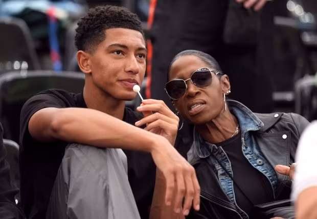 Các nàng WAGs tuyển Anh rạng rỡ trên khán đài trận gặp Đan Mạch 