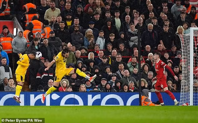 Chùm ảnh: Liverpool hạ Sheffield, giành lại ngôi đầu Ngoại hạng Anh từ Arsenal 