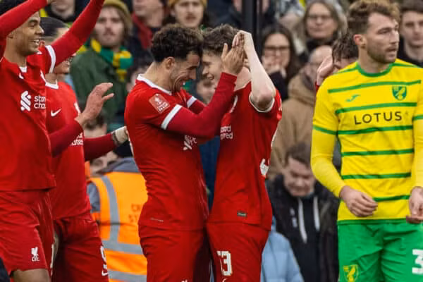 Cổ động viên kéo đến kín sân tri ân HLV Klopp, Liverpool thắng đậm tại Cup FA 