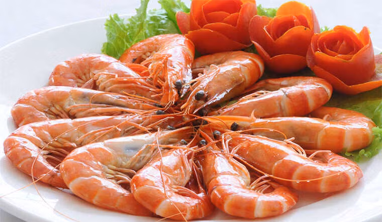 Tôm là thực phẩm giàu chất dinh dưỡng, thơm ngon nên rất nhiều gia đình ưa chuộng. Tuy nhiên, tôm lại là thực phẩm mà những người gan yếu không nên ăn. Thủ phạm làm tăng nguy cơ đột quỵ, hại gan người Việt vẫn mê mẩn