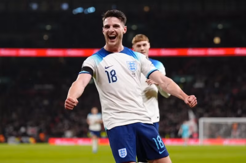 Tranh cãi thủ quân tuyển Anh bị phạt thẻ vì lỗi ăn vạ 