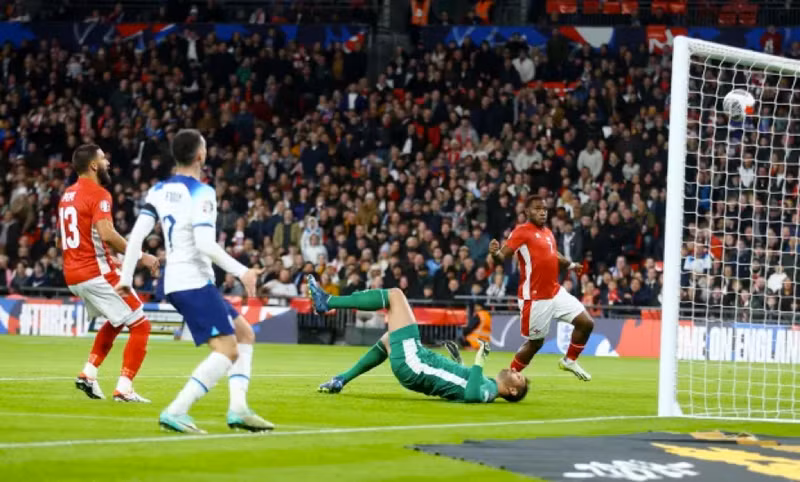 Tranh cãi thủ quân tuyển Anh bị phạt thẻ vì lỗi ăn vạ 