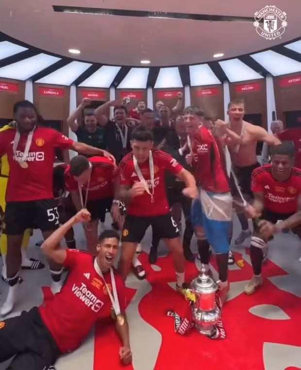 Vô địch Cup FA, thầy trò Erik ten Hag ăn mừng cuồng nhiệt trong phòng thay đồ 