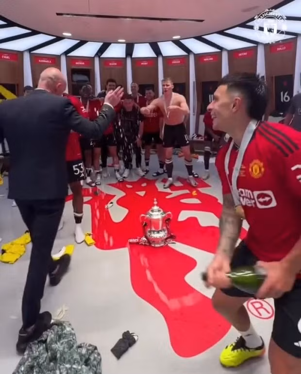 Vô địch Cup FA, thầy trò Erik ten Hag ăn mừng cuồng nhiệt trong phòng thay đồ 