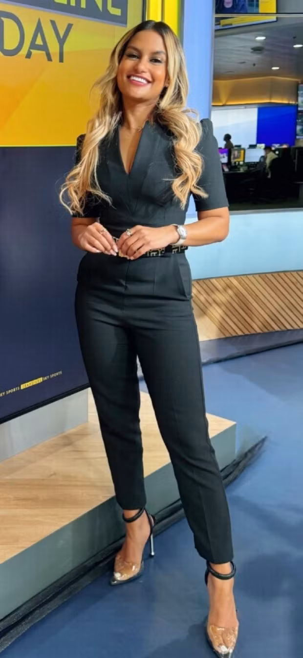 Nụ cười tỏa nắng của nàng MC nóng bỏng kênh Sky Sports 