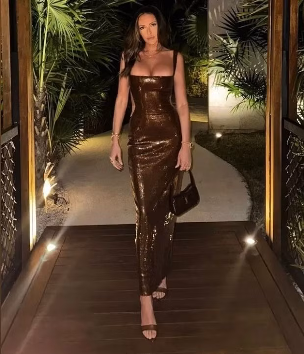 Paulina Gretzky là vợ của tay golf nổi tiếng Dustin Johnson. Cô tạo dáng trong bộ váy lấp lánh với đôi chân dài miên man trên Instagram. Vợ tay golf nổi tiếng Johnson khoe chân dài miên man