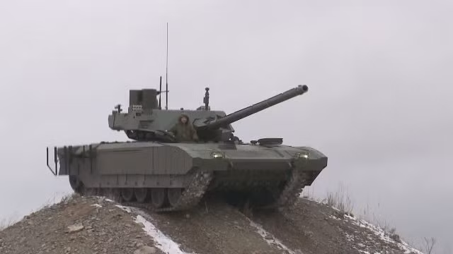 “Xe tăng T-14 mới được trang bị pháo 152mm sẽ sớm trở nên thách thức hơn đối với kẻ thù, vì những điều chỉnh cuối cùng đã được thực hiện trong quá trình thử nghiệm", ông Sergey Chemezov, người đứng đầu tập đoàn Rostec của Nga, đã chia sẻ điều này trong một cuộc phỏng vấn với RIA Novosti. Hoàn tất thử nghiệm xe tăng T-14 Armata với pháo 152 mm