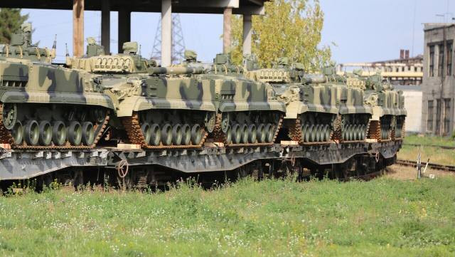 Hàng chục xe chiến đấu bộ binh BMP-3 tham chiến