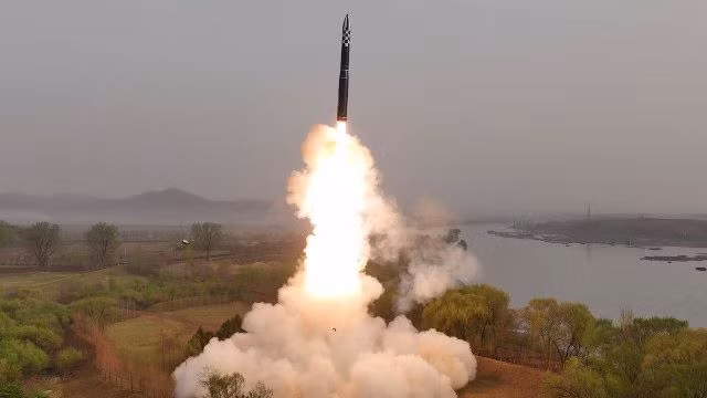 SIPRI đã siêng năng theo dõi kho vũ khí toàn cầu trong nhiều năm, cung cấp những hiểu biết sâu sắc về các xu hướng trên toàn thế giới. Theo SIPRI, trên toàn cầu, hiện có 3.904 đầu đạn hạt nhân sẵn sàng phóng, cùng với 5.681 đầu đạn khác đang được cất giữ. Điều này nâng tổng số đầu đạn lên tới mức đáng báo động là 9.585. Hiện có bao nhiêu đầu đạn hạt nhân toàn cầu sẵn sàng phóng?