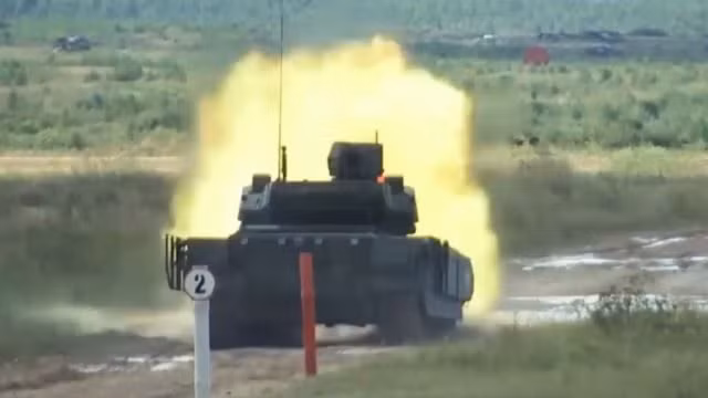 Sau đó, thông tin chi tiết được tiết lộ từ một nguồn tin trong ngành công nghiệp quốc phòng Nga: “Mẫu xe tăng T-14 Armata mới này thay thế mẫu xe tăng2A82-1M có pháo chính cỡ nòng 125 mm bằng mẫu xe tăng 2A83-1A có pháo nòng trơn 152 mm được cải tiến nhiều”. Hoàn tất thử nghiệm xe tăng T-14 Armata với pháo 152 mm