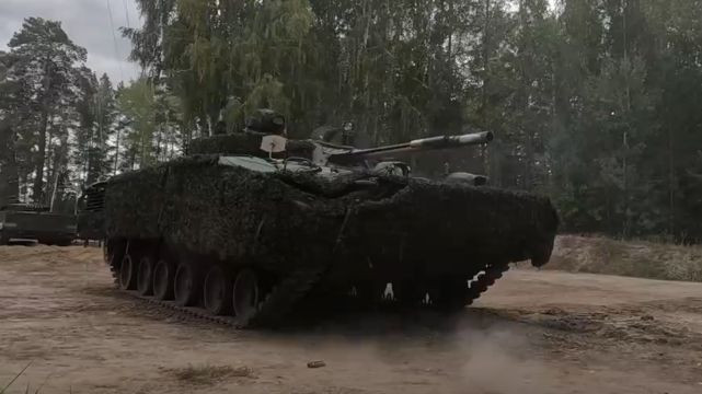 Hàng chục xe chiến đấu bộ binh BMP-3 tham chiến