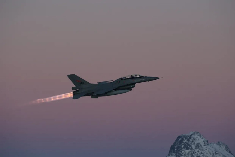 Nhận định khu vực đầu tiên chiến đấu cơ F-16 tấn công