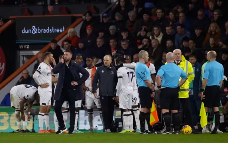 Chùm ảnh cầu thủ Ngoại hạng Anh ngừng tim trên sân 