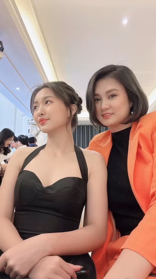 Kim Huệ thường xuyên chia sẻ hình ảnh cùng con gái Huệ Anh. "Mẹ xinh, con đẹp", một người bình luận. Con gái hoa khôi bóng chuyền Kim Huệ xinh đẹp rực rỡ ở tuổi 16