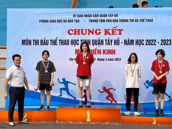 Huệ Anh rất có tố chất thể thao và còn học rất giỏi. Cô bé đoạt 2 cái huy chương đồng cho 2 môn chạy và cờ vua trong Hội khoẻ Phù Đổng cấp Quận. Con gái hoa khôi bóng chuyền Kim Huệ xinh đẹp rực rỡ ở tuổi 16