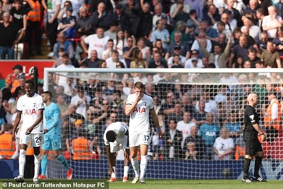 Liverpool dập tắt cơ hội dự Champions League của Tottenham 