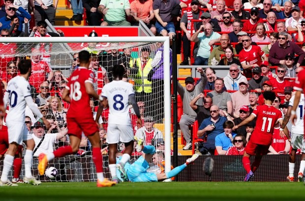 Liverpool dập tắt cơ hội dự Champions League của Tottenham 