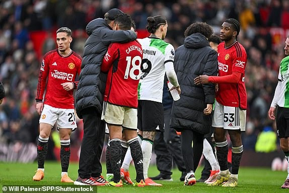Chùm ảnh: Arsenal, Man City vui mừng trước kết quả trận Man Utd - Liverpool