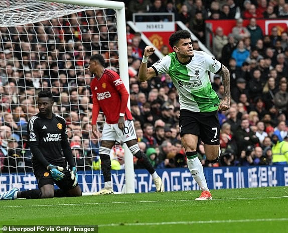 Chùm ảnh: Arsenal, Man City vui mừng trước kết quả trận Man Utd - Liverpool