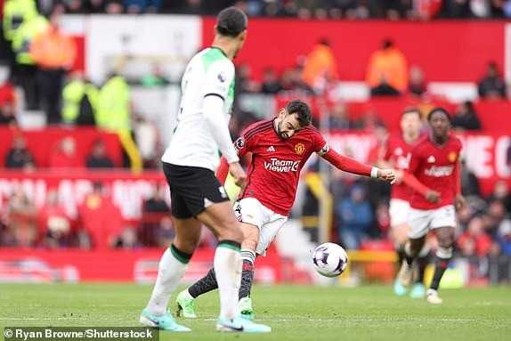 Chùm ảnh: Arsenal, Man City vui mừng trước kết quả trận Man Utd - Liverpool