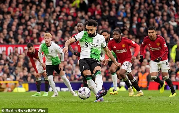Chùm ảnh: Arsenal, Man City vui mừng trước kết quả trận Man Utd - Liverpool