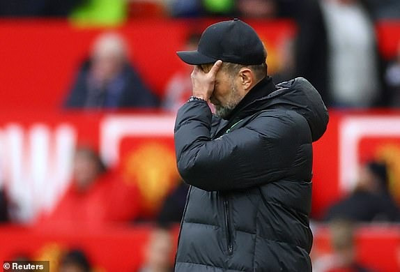 Chùm ảnh: Arsenal, Man City vui mừng trước kết quả trận Man Utd - Liverpool