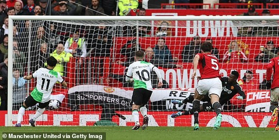 Chùm ảnh: Arsenal, Man City vui mừng trước kết quả trận Man Utd - Liverpool