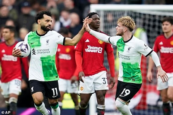 Chùm ảnh: Arsenal, Man City vui mừng trước kết quả trận Man Utd - Liverpool
