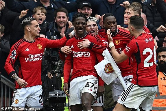 Chùm ảnh: Arsenal, Man City vui mừng trước kết quả trận Man Utd - Liverpool