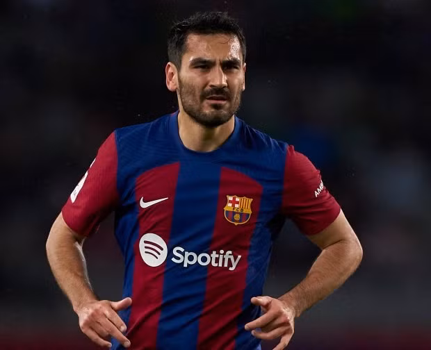 Phản ứng bất ngờ của vợ tiền vệ Barca khi chồng chỉ trích đồng đội