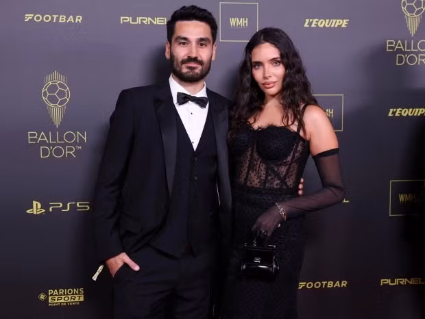 Phản ứng bất ngờ của vợ tiền vệ Barca khi chồng chỉ trích đồng đội