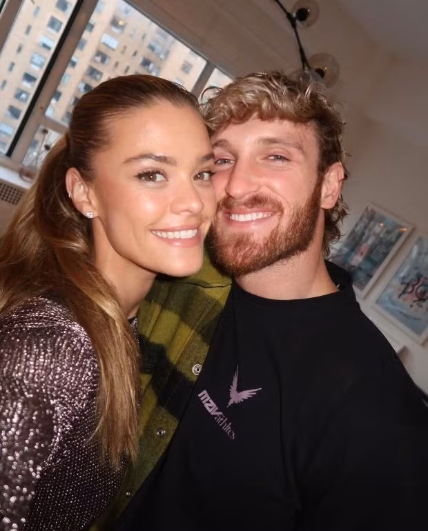 Cặp đôi võ sĩ MMA nổi tiếng và người mẫu tuyệt đẹp báo tin vui