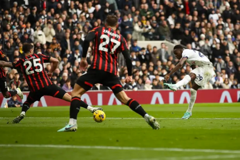 Tottenham tưng bừng chào năm mới, giao thừa buồn cho Arsenal 