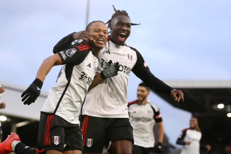 Tottenham tưng bừng chào năm mới, giao thừa buồn cho Arsenal 