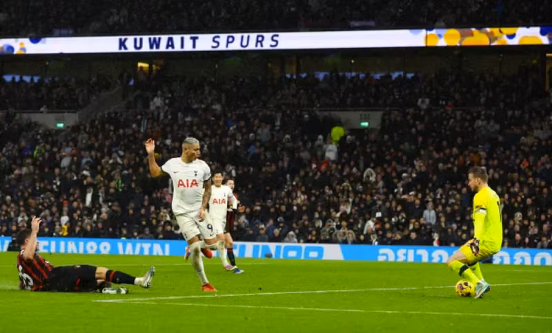 Tottenham tưng bừng chào năm mới, giao thừa buồn cho Arsenal 