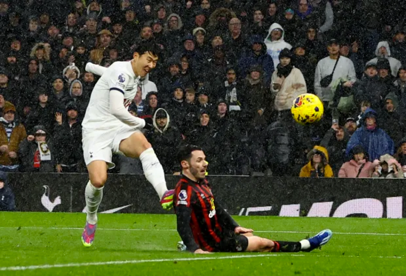 Tottenham tưng bừng chào năm mới, giao thừa buồn cho Arsenal 