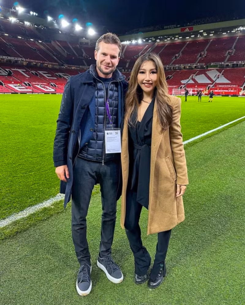 Nữ phóng viên xinh đẹp 'gây sốt' trận derby thành Manchester 