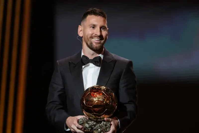 Chùm ảnh Messi cùng con trai rạng rỡ nhận Quả bóng Vàng lần thứ 8 