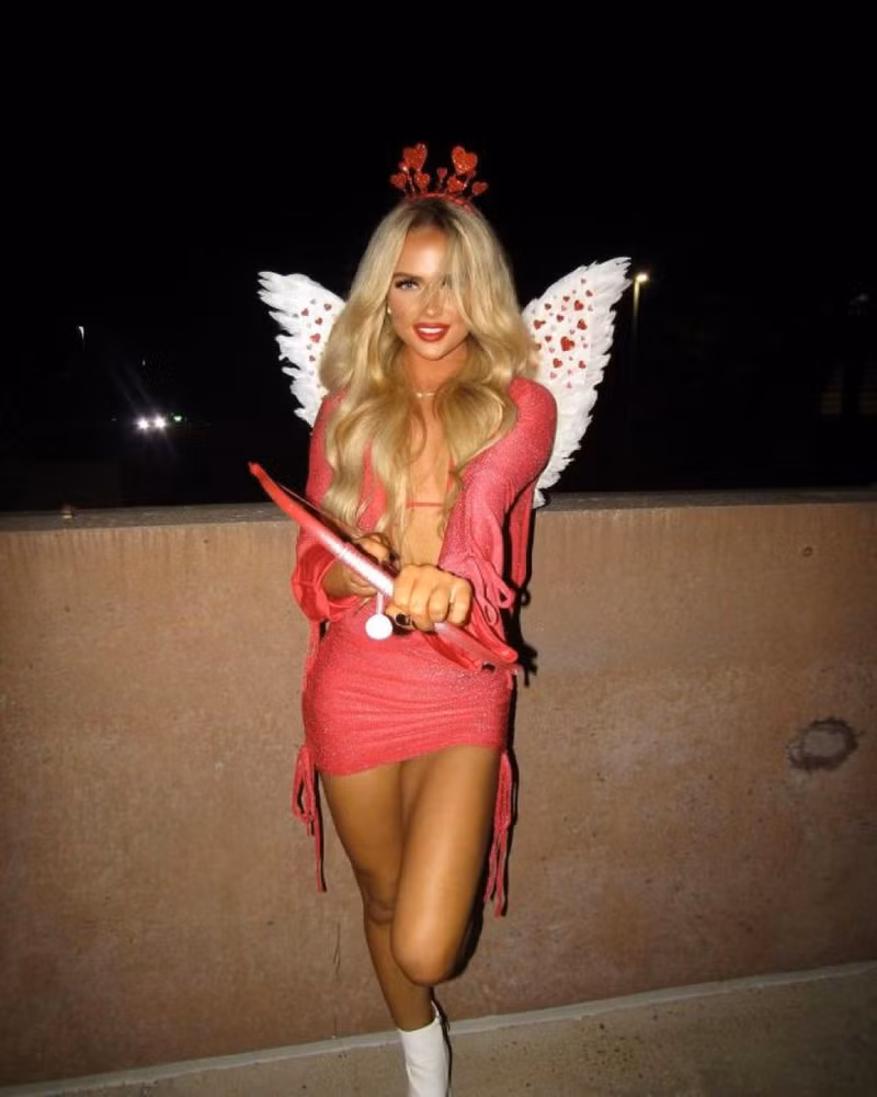 Lên đồ Halloween, nữ VĐV bóng mềm 'quyến rũ nhất thế giới' nhận vô số lời khen 