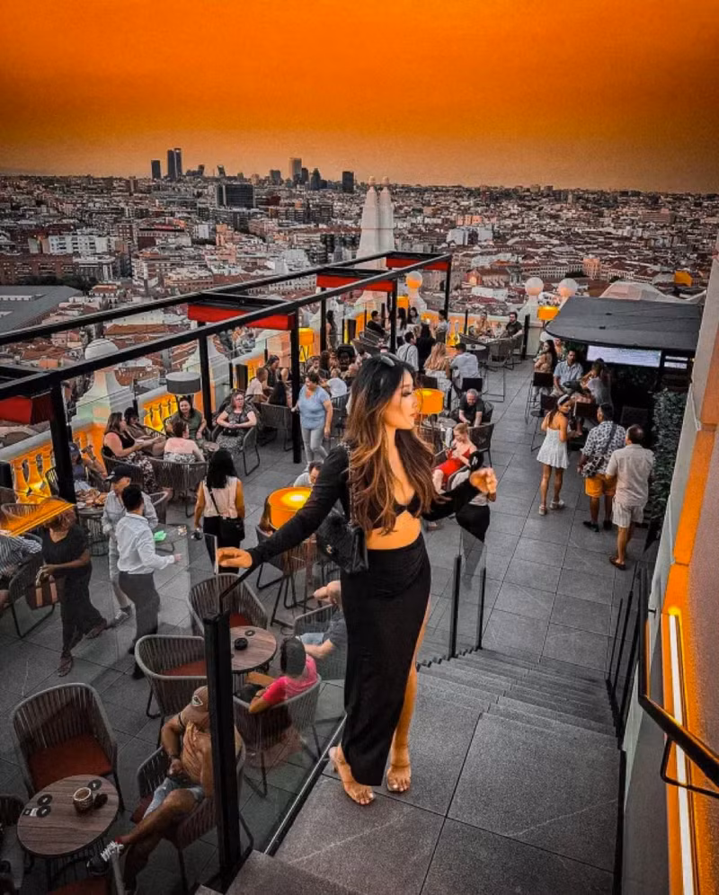 Nữ phóng viên xinh đẹp 'gây sốt' trận derby thành Manchester 