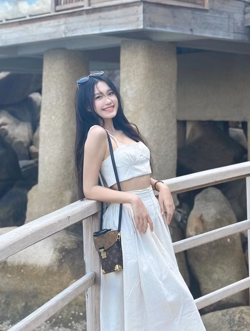 Hải My chọn trang phục crop top thoải mái với chân váy cạp cao và túi Louis Vuitton Camera Box có giá 3.450 USD (gần 84 triệu đồng). 'Bóc' giá loạt đồ hiệu sang chảnh của vợ sắp cưới Đoàn Văn Hậu