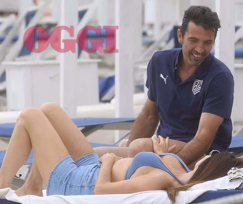 Cặp đôi dù đính hôn từ năm 2017 nhưng hoãn làm đám cưới để thủ thành Buffon cống hiến cho sự nghiệp. Thủ môn huyền thoại Buffon chuẩn bị… lấy vợ