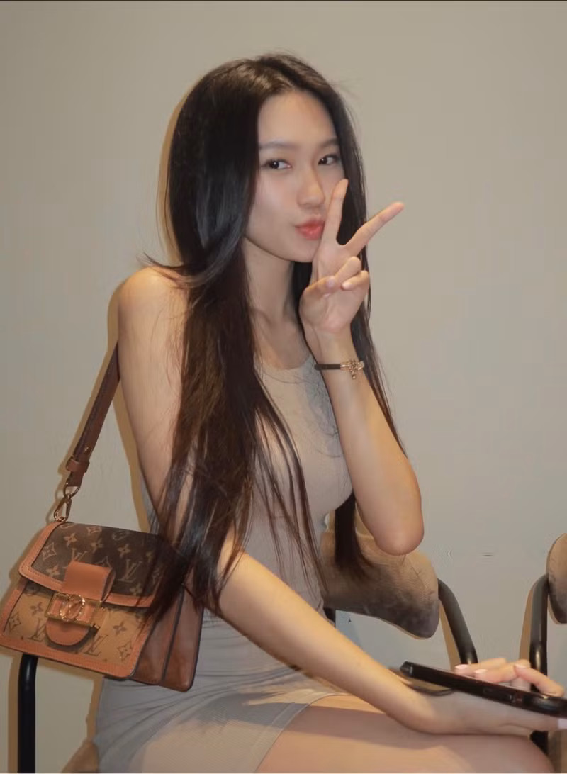 Bạn gái của tuyển thủ người Thái Bình còn sở có chiếc túi Dauphine trị giá 3.800 USD (hơn 92 triệu đồng). 'Bóc' giá loạt đồ hiệu sang chảnh của vợ sắp cưới Đoàn Văn Hậu