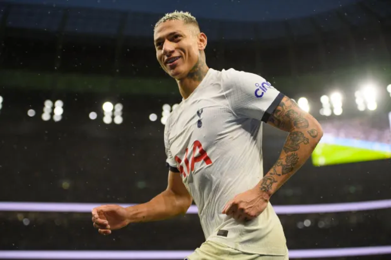 Tiền đạo Tottenham khoe bạn gái mới theo cách ‘kỳ lạ’