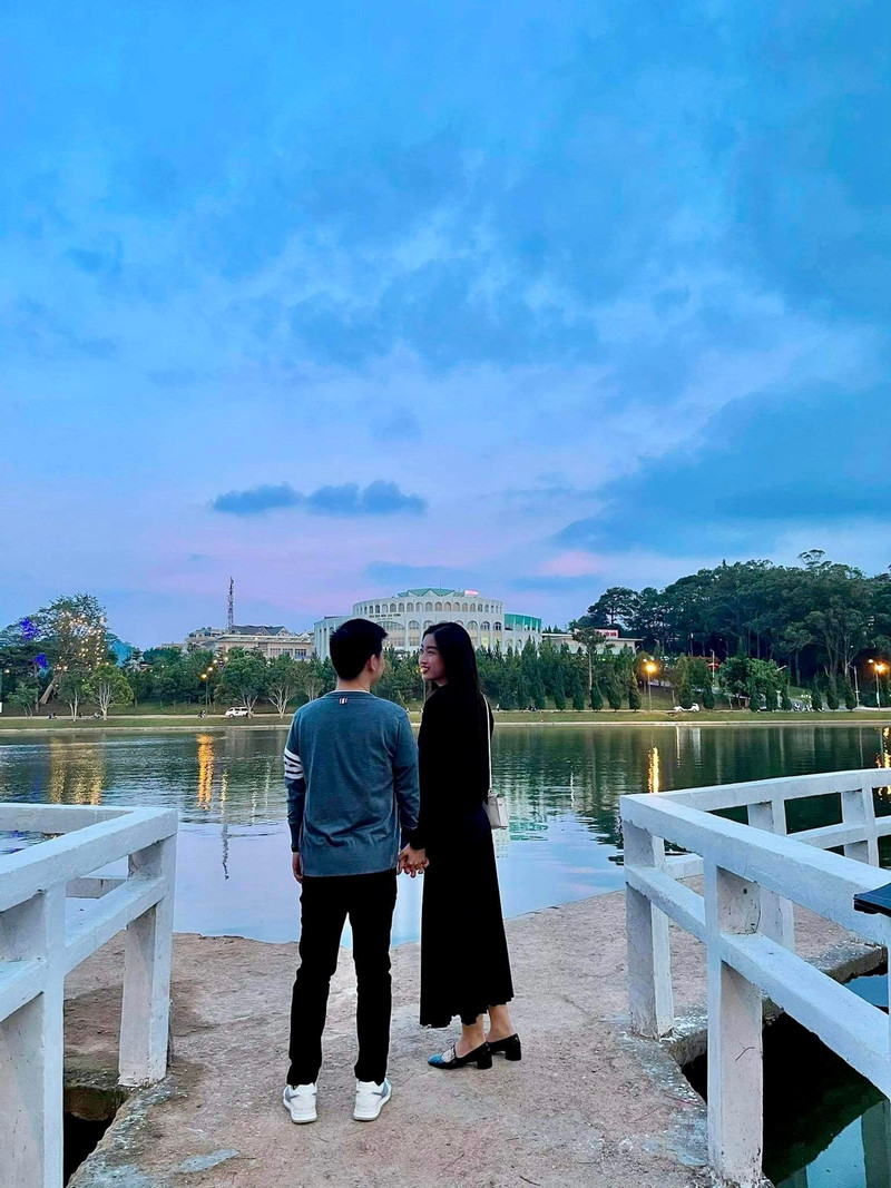 Hoa hậu Mỹ Linh 'làm điều đặc biệt' với Chủ tịch CLB Hà Nội